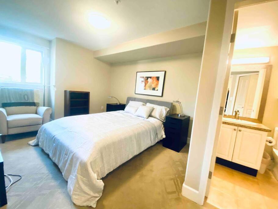Amazing Location 2 Bedroom Minutes From Downtown Виктория Экстерьер фото