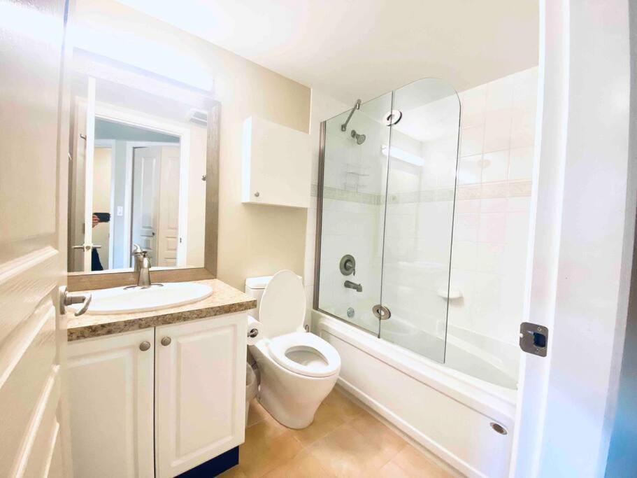 Amazing Location 2 Bedroom Minutes From Downtown Виктория Экстерьер фото