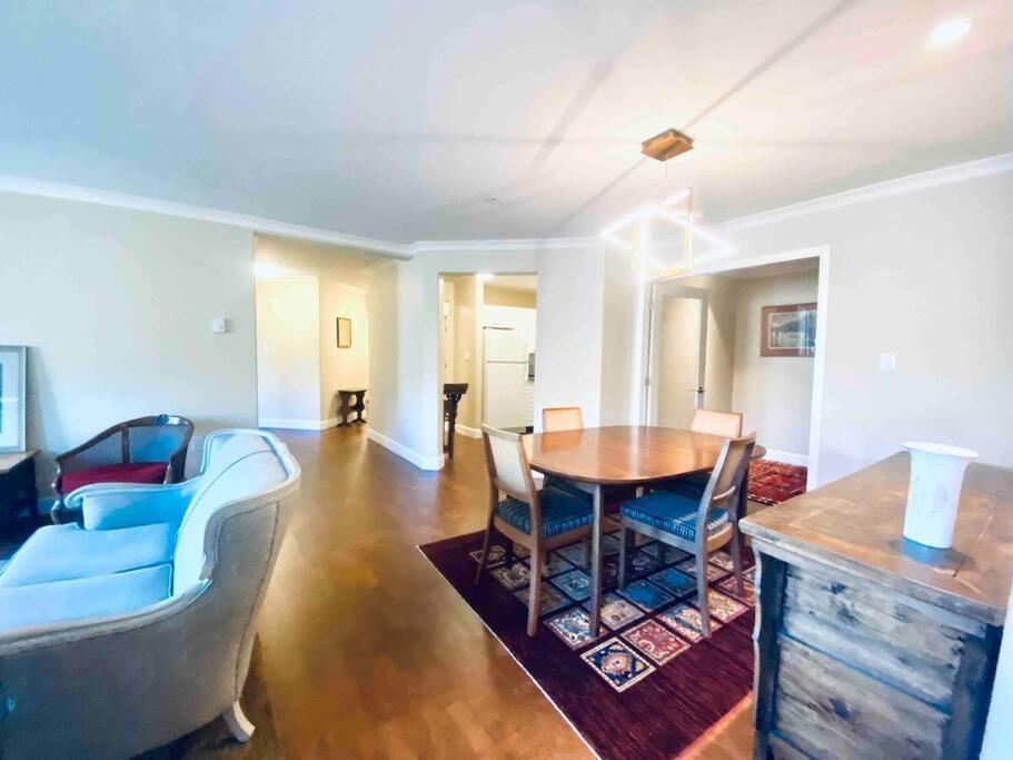 Amazing Location 2 Bedroom Minutes From Downtown Виктория Экстерьер фото